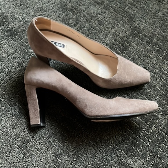 Giorgio Armani sand colored suede pumps size 39.5 - Picture 2 of 6